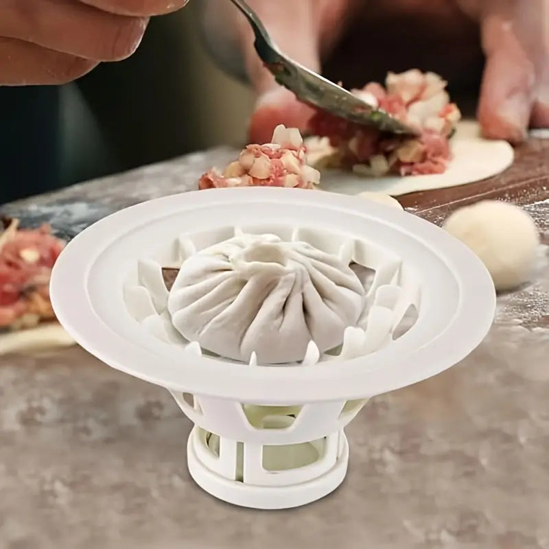 Moule à raviolis et baozi par Cuisine Univers, l'outil ultime pour des raviolis maison rapides, faciles et parfaitement formés à chaque fois. Simplifiez la préparation de vos plats grâce à cet accessoire de cuisine ergonomique qui garantit des résultats professionnels en un minimum de temps. Conçu pour une cuisine facile et rapide, ce moule est idéal pour réaliser des raviolis et baozi délicieux. Offrez-vous l'efficacité et la praticité des ustensiles Cuisine Univers, avec une offre exclusive.