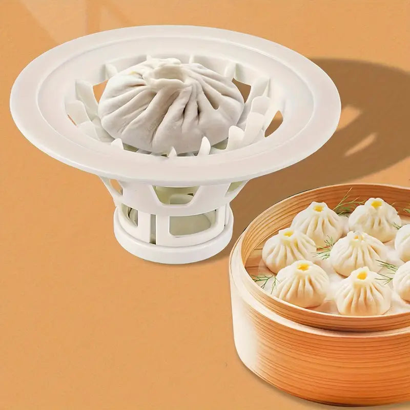 Moule à raviolis et baozi par Cuisine Univers, l'accessoire essentiel pour des raviolis maison prêts en quelques gestes. Cet ustensile de cuisine innovant et pratique vous permet de créer des raviolis et baozi parfaitement formés en un temps record, idéal pour une cuisine rapide et efficace. Simplifiez vos préparations culinaires avec cet outil ergonomique, conçu pour les amateurs de cuisine maison facile. Bénéficiez dès maintenant de notre offre spéciale avec livraison gratuite et prix exceptionnel.